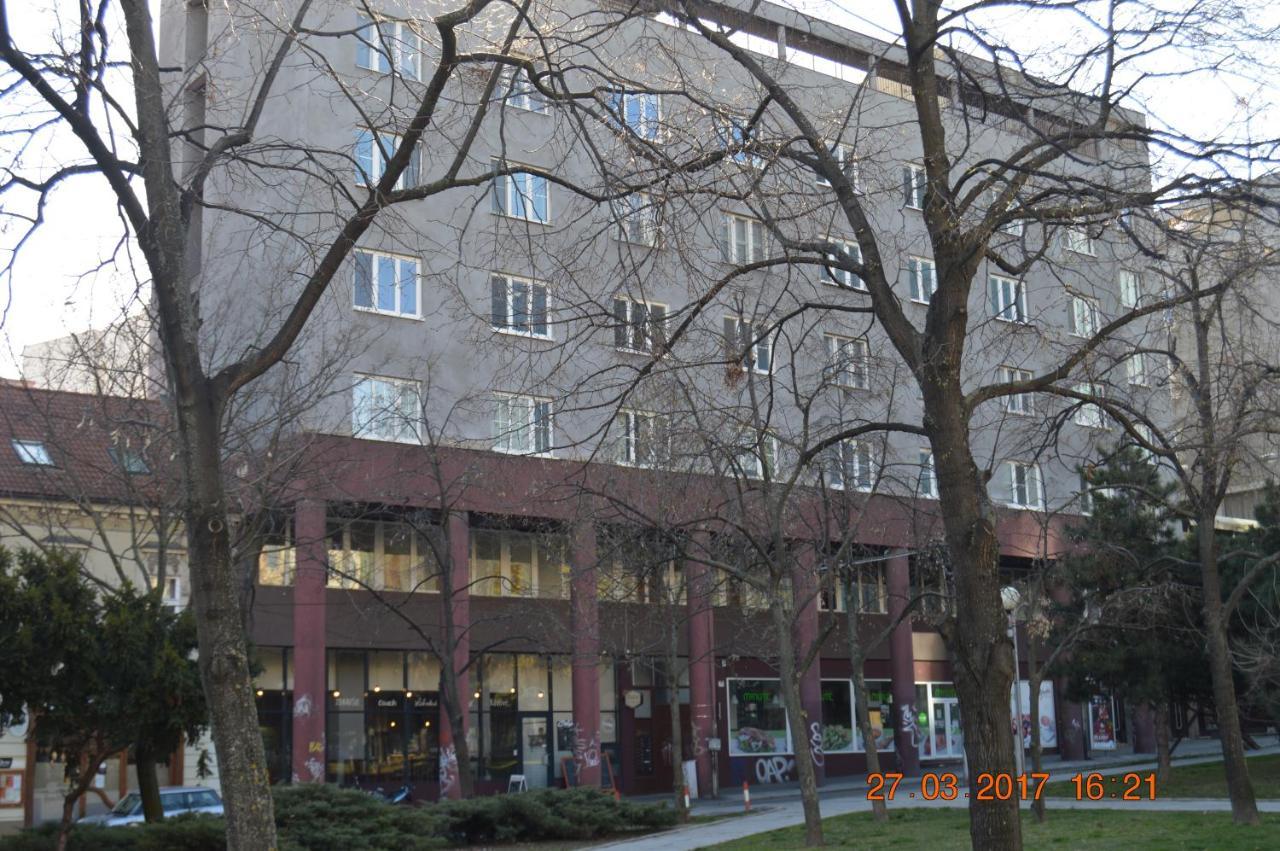 Vacation Apartment Up To 10 Братислава Экстерьер фото